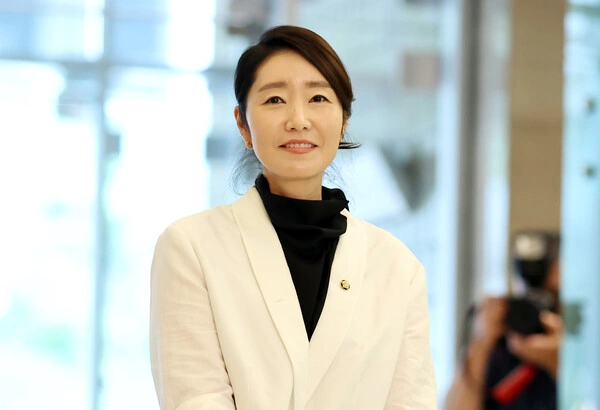 장관 후보에서 1억 녹취록 논란 맞은 강선우 국회의원 프로필 & 고향 남편 변희경 변호사 (ft. 선거이력) 장관 후보에서 1억 녹취록 논란 맞은 강선우 국회의원 프로필 & 고향 남편 변희경 변호사 (ft. 선거이력)