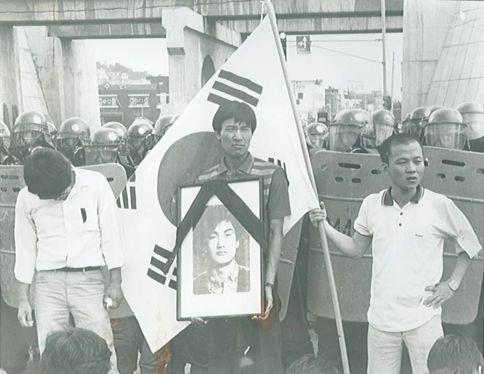 강원도지사 출마 정무수석 우상호 국회의원 프로필 & 고향 학력 부인 (ft. 수상 작품활동 선거이력) 우상호 의원 학생운동 시절 (우측이 배우 우현)