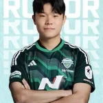 최우진 축구선수 프로필·금메달 세레모니로 주목받은 윙어 출신 왼발 레프트백 (수상 연봉 통계) 최우진 축구선수 프로필·금메달 세레모니로 주목받은 윙어 출신 왼발 레프트백 (수상 연봉 통계)